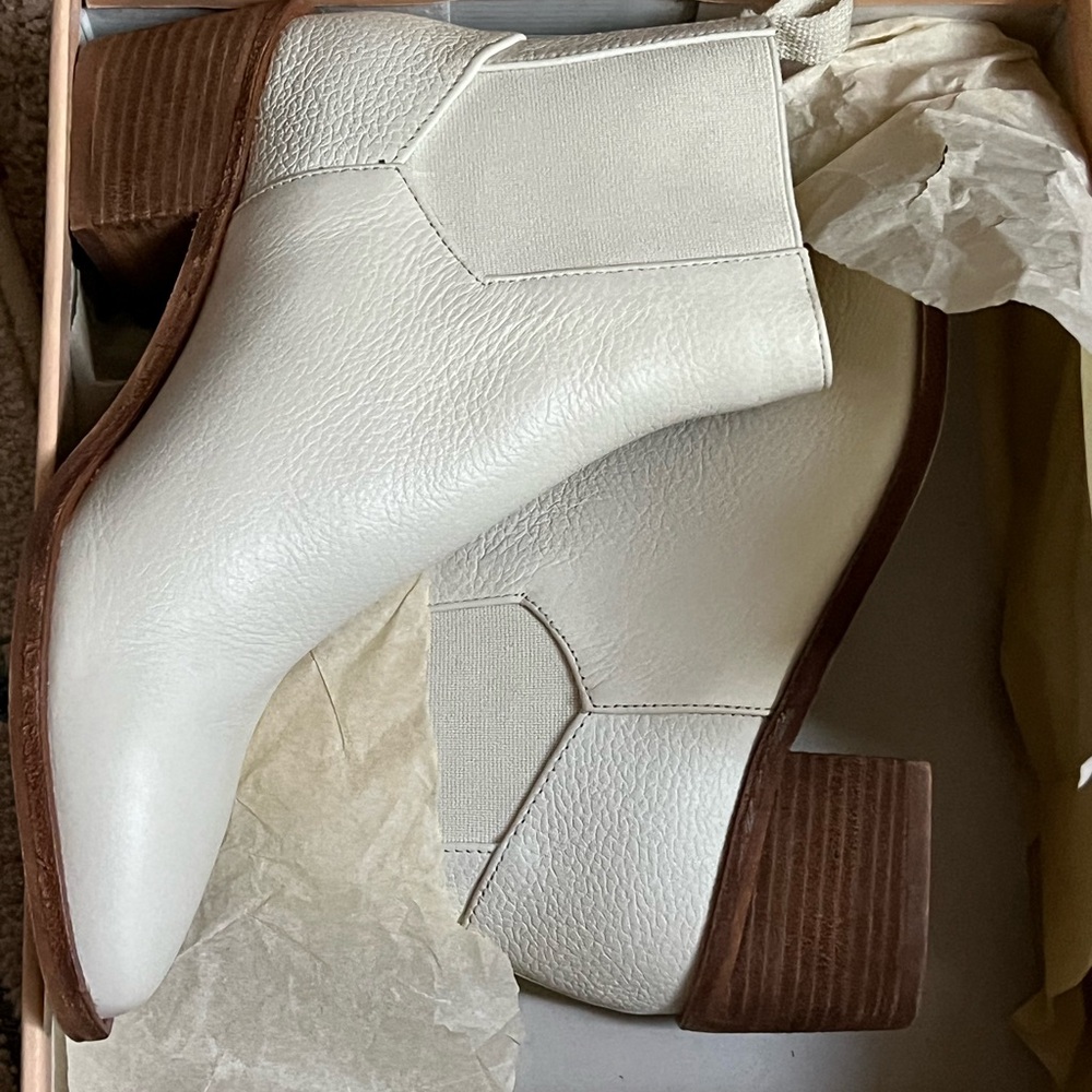 CHINESE LAUNDRY Filip Bootie Ecru size 7.5/38